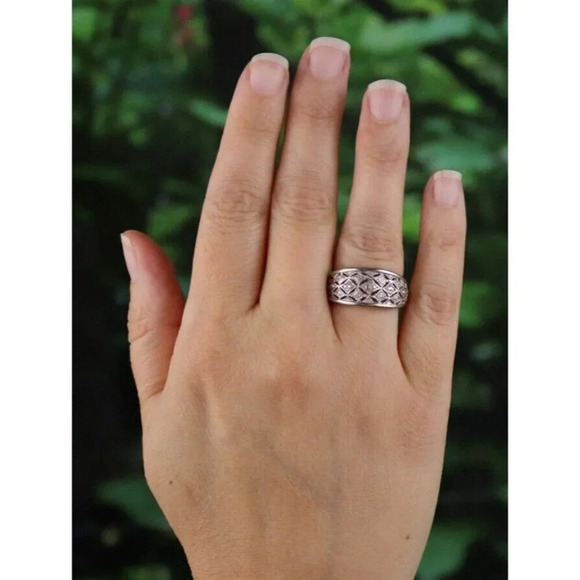 10k White Gold Diamond Dome Band Ring Size 6 - Picture 2 of 7